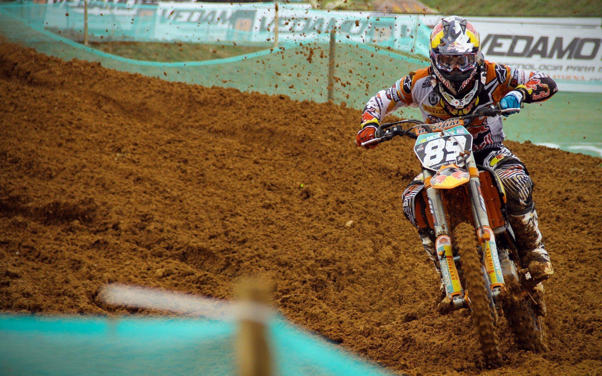 奥拉贝强调自主决策权为成功基石，英超俱乐部所有者放权困境引关注